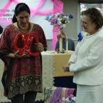 Prof.ª Vera Lucia, de Arteterapia, homenageando a Diretora de Cultura do Círculo Militar de São Paulo