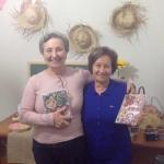 Ruth Araújo e Zilda de Paula, ganhadoras de um caderno de receitas, como brinde