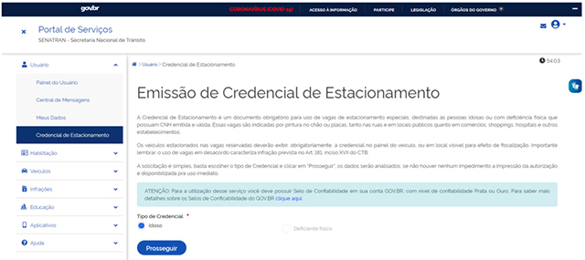 Tela do Portal de Serviços da Senatran, no gov.br, na página "Emissão de Credencial de Estacionamento". No menu à esquerda, o item "Credencial de Estacionamento" está selecionado. O texto explica quem tem direito ao documento e, abaixo, há a escolha do tipo de credencial — "Idoso" marcado, "Deficiente físico" desmarcado — e o botão "Prosseguir".